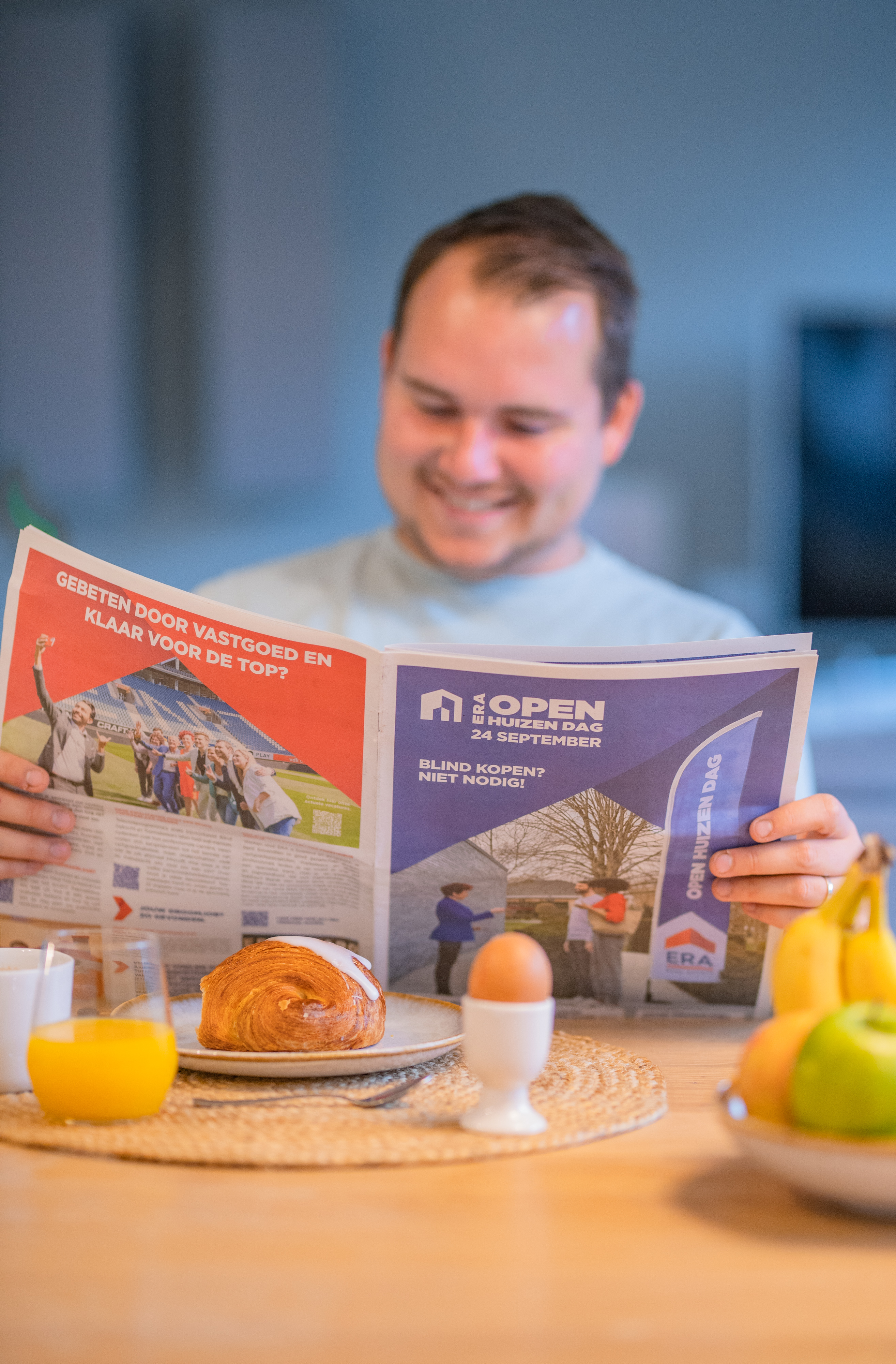Koper leest ERA Open Huizen Dag krant aan ontbijttafel