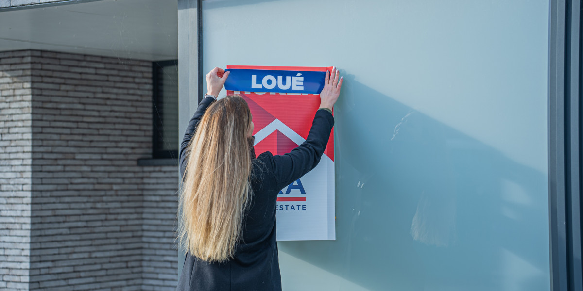 Panneau loué devant une maison