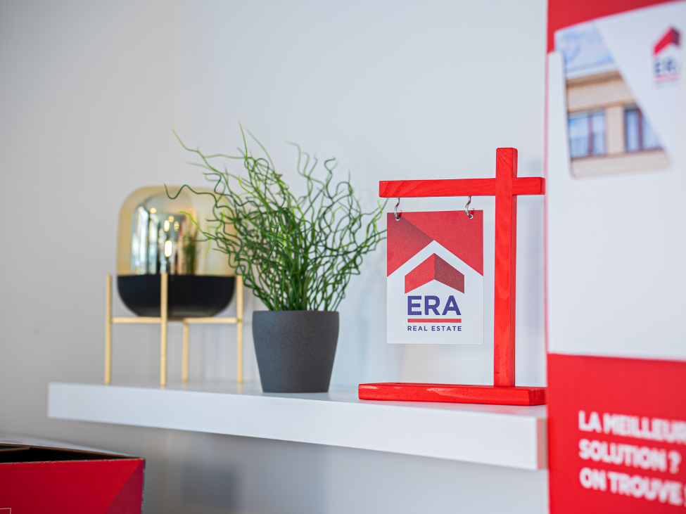 Mini potence ERA dans l'entrée de l'agence.