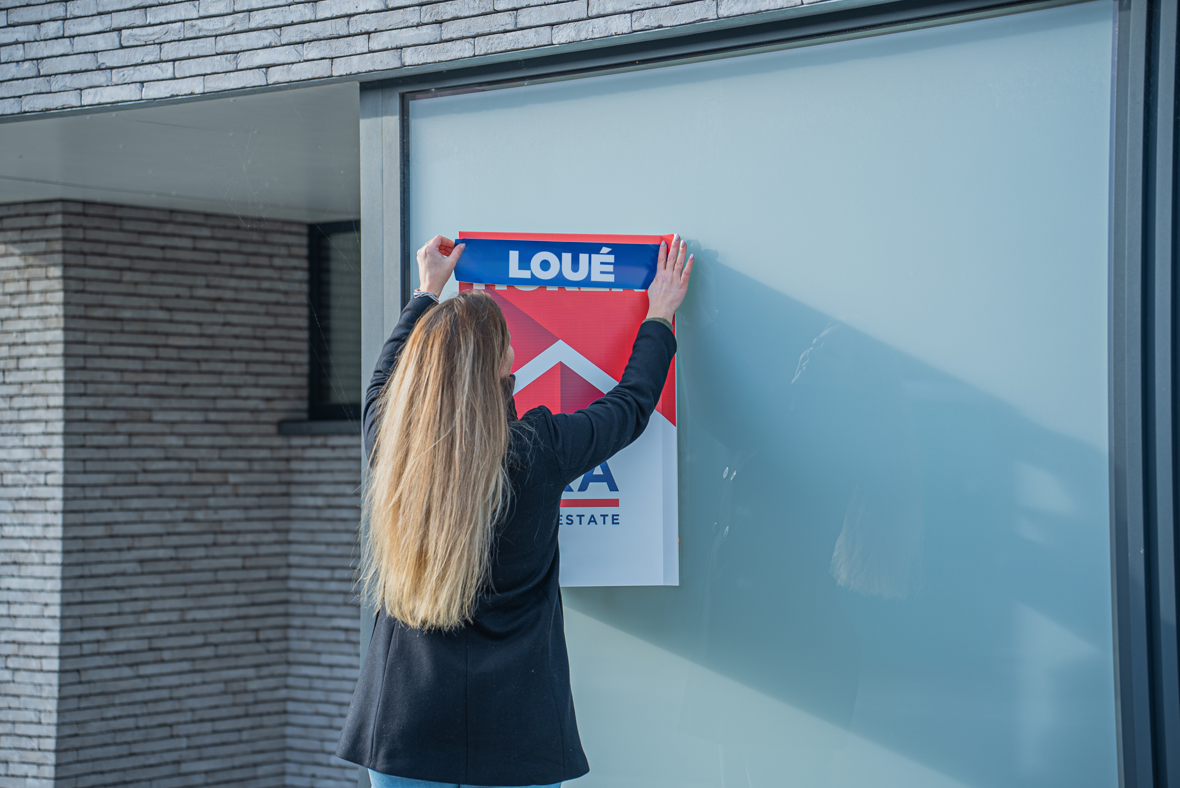 Panneau loué devant une maison