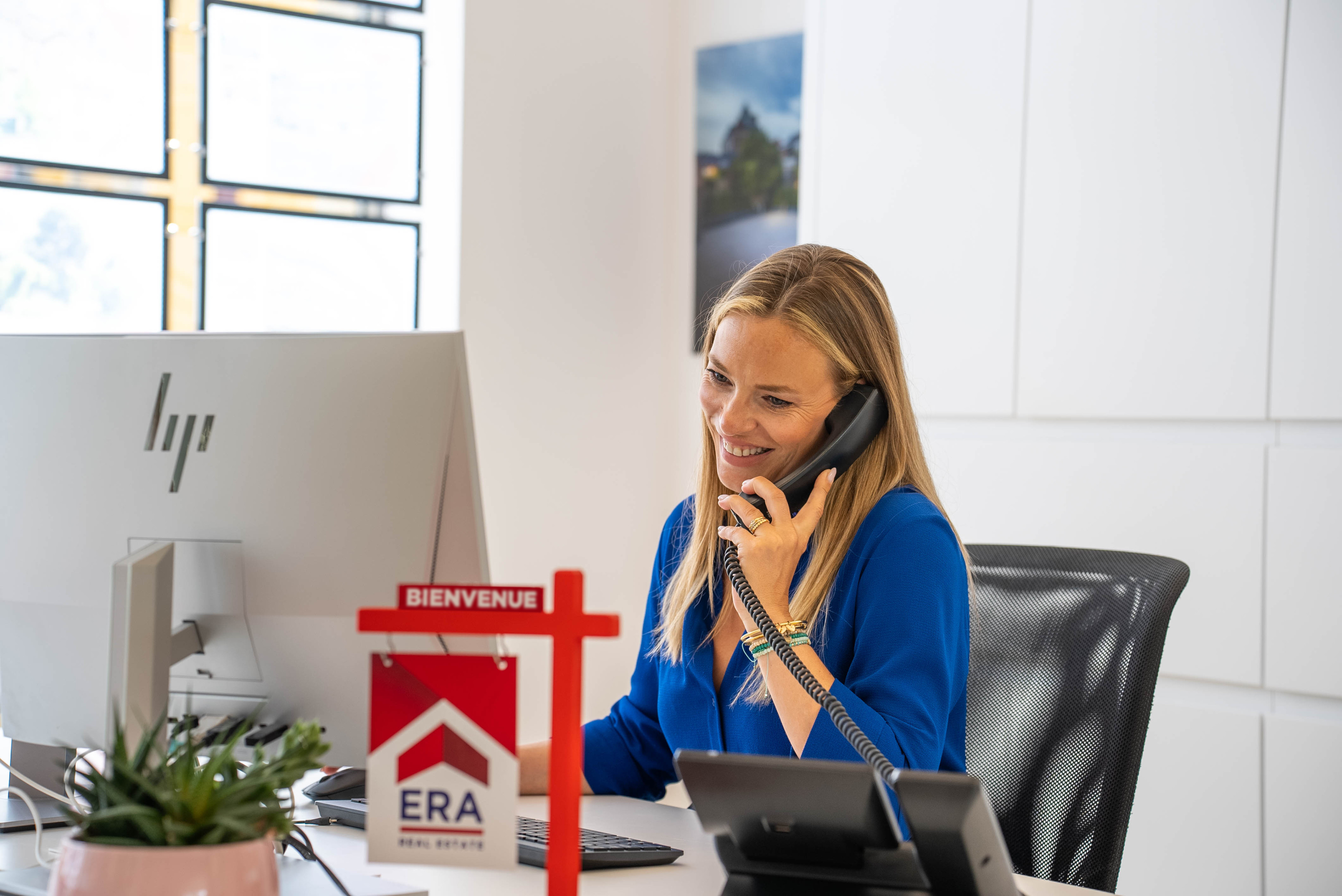 Agent immobilier ERA qui appelle