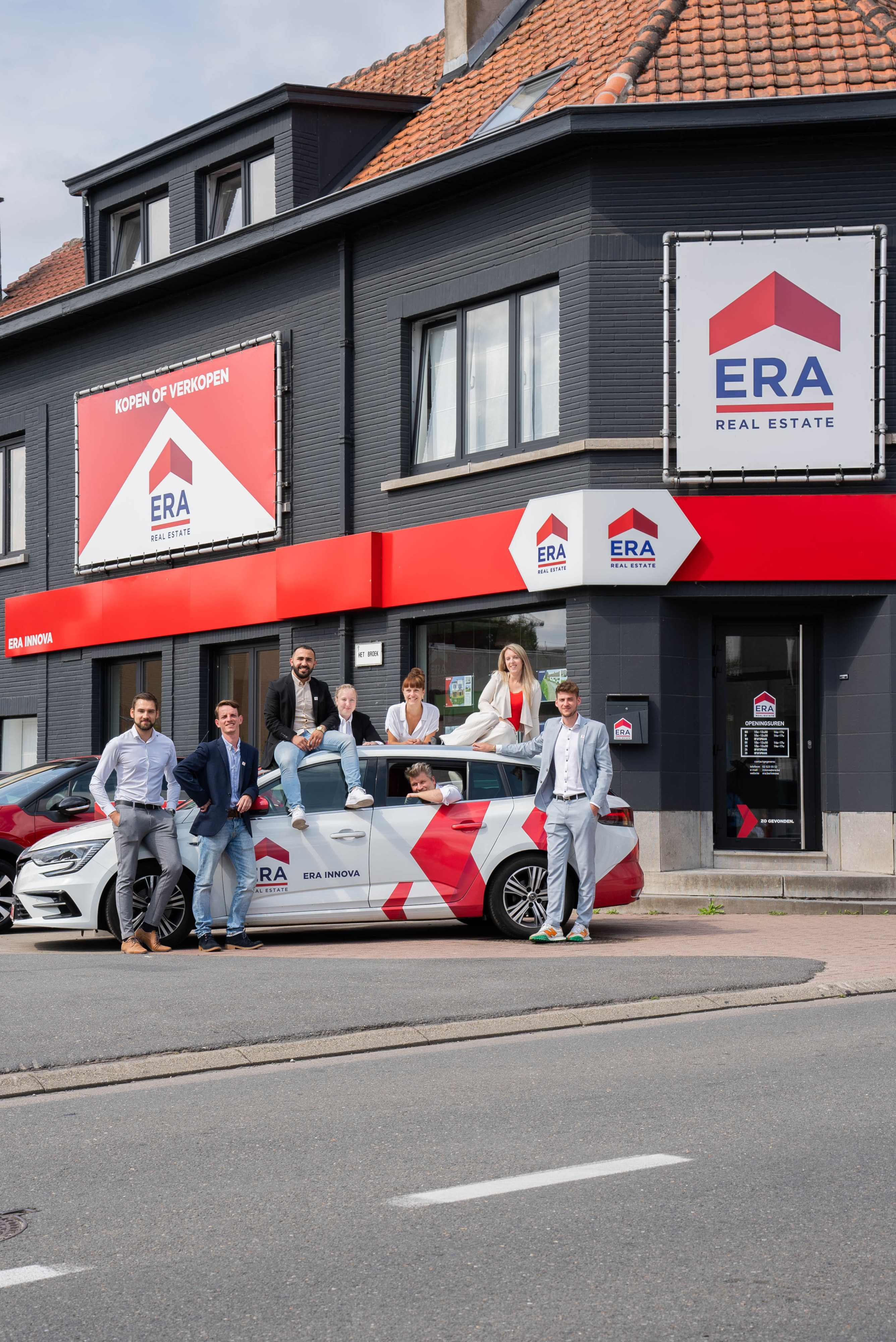 L'équipe d'ERA INNOVA avec la voiture d'ERA devant l'agence.