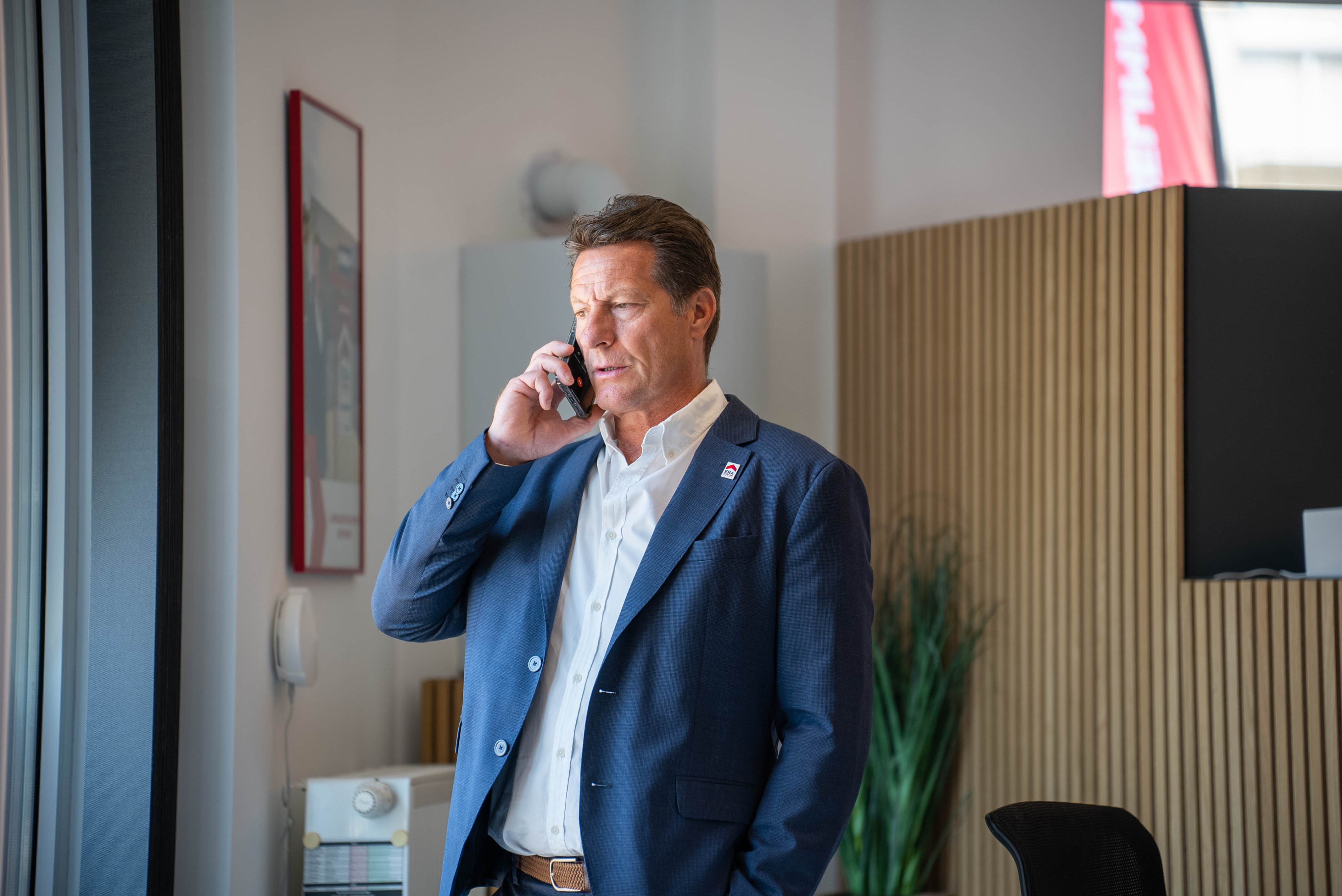 Agent immobilier au téléphone avec un client