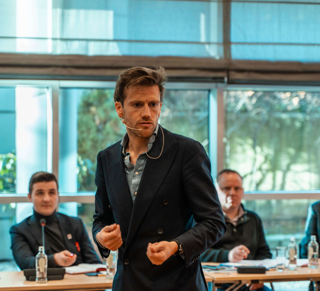Johan Krijgsman, CEO van ERA, geeft een ERA atelier.