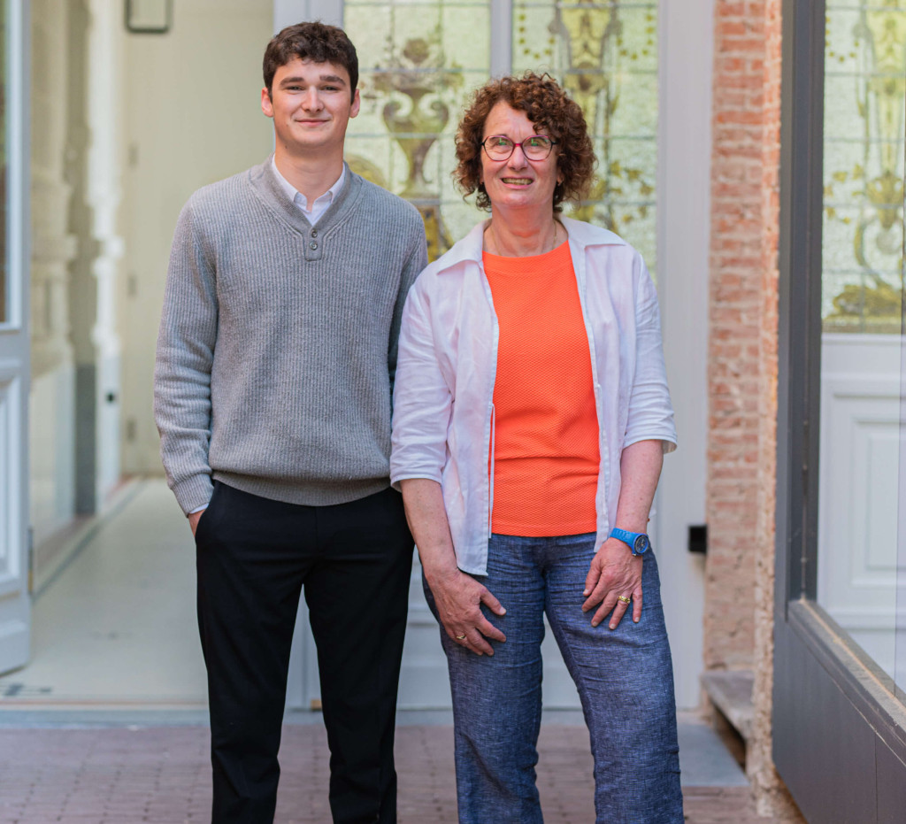 Topmakelaars Dorine en Matthew staan in een deuropening.