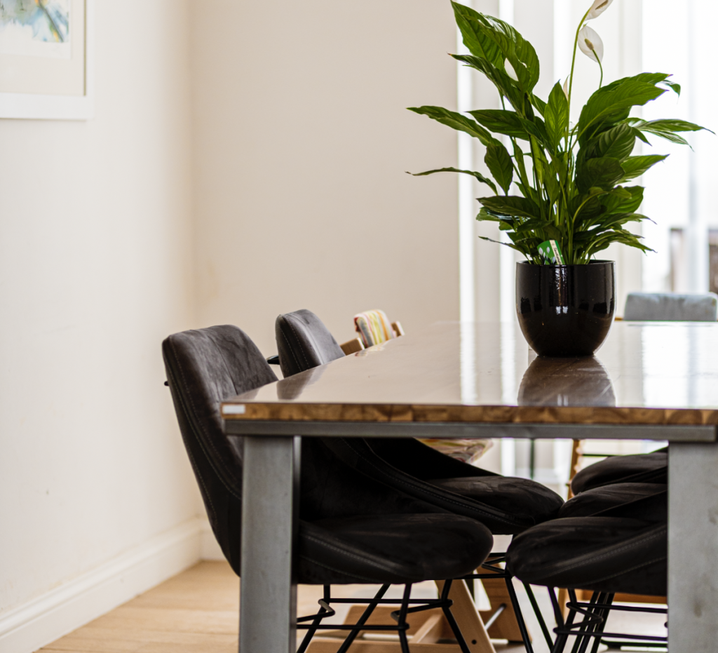 Eettafel in gezellige woonkamer