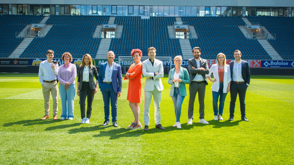 Alle tien Topmakelaars staan op een rij in de Ghelamco arena.