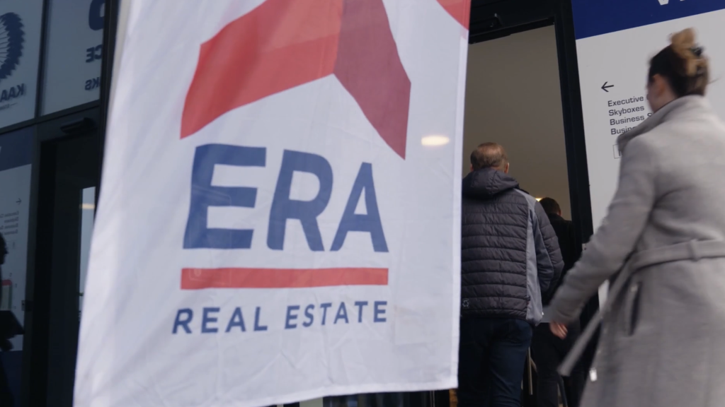 ERA vlag aan de inkom.