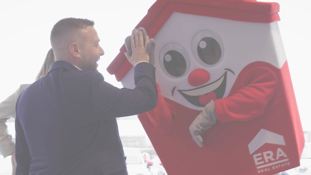 ERA makelaar geeft high five aan ERA mascotte