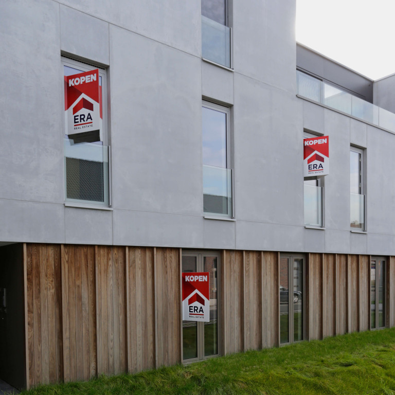 Drie appartementen staan te koop.