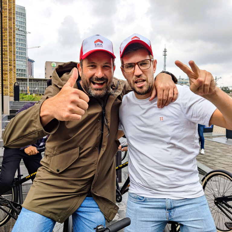 Twee ERA collega's duimen naar de camera.