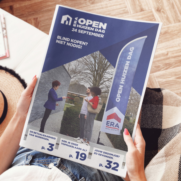 Een vrouw leest de ERA Open Huizen Dag krantenbijlage.