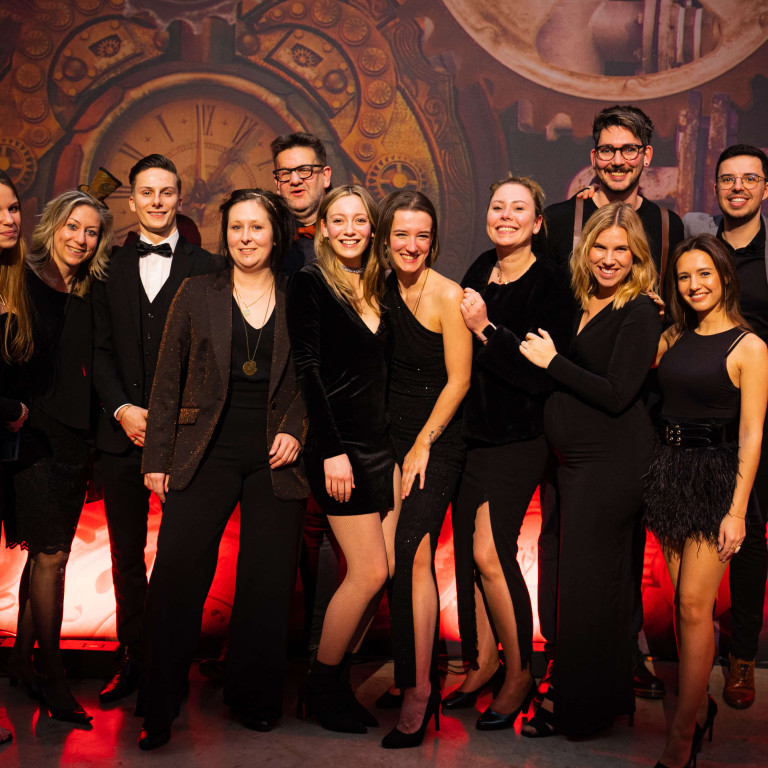 Een deel van de ERA medewerkers staan samen op de foto tijdens de ERA Awards.