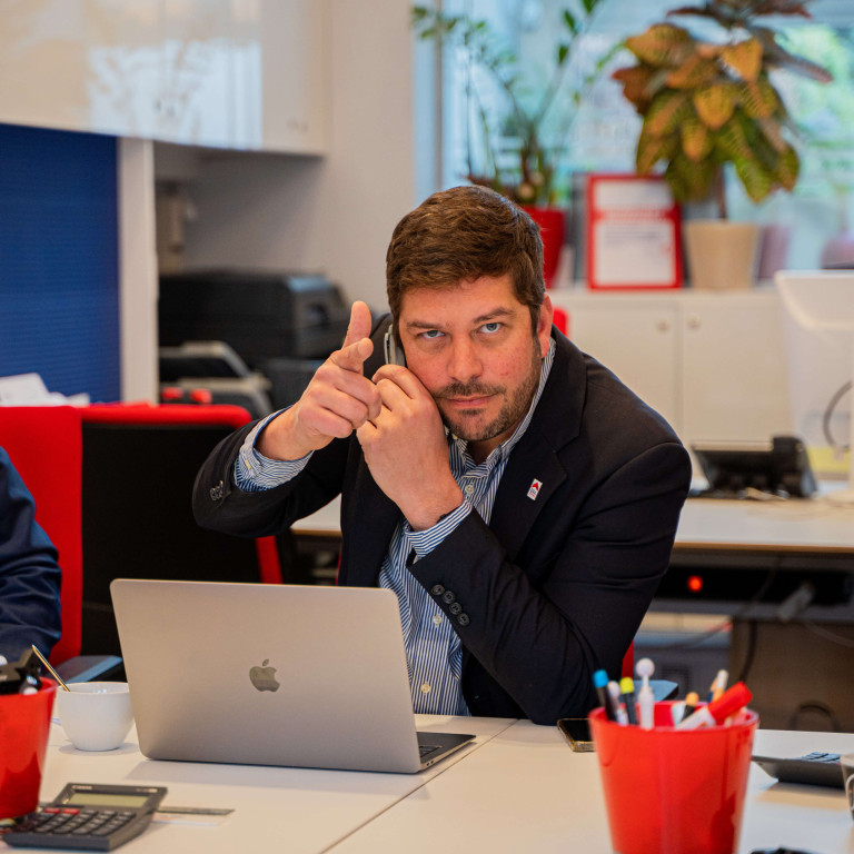 een ERA makelaar wijst naar de camera, we want you!