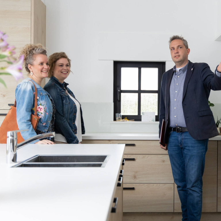 Een man geeft een rondleiding is zijn woning.