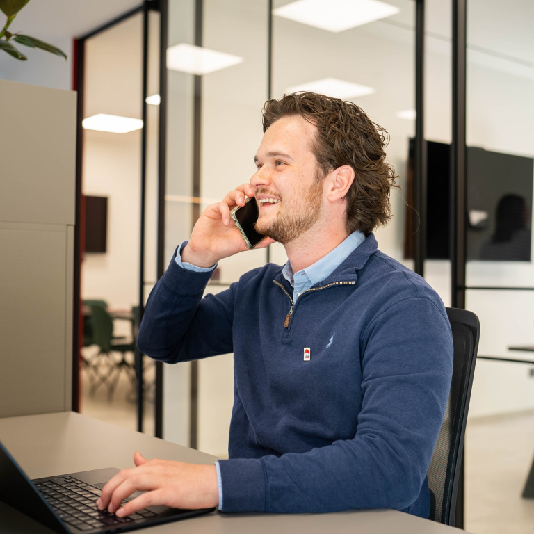 ERA makelaar aan de telefoon