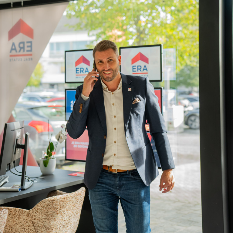 ERA makelaars met telefoon