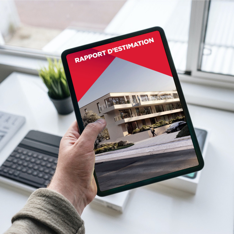 Quelqu'un consulte le Rapport d'Estimation ERA sur une tablette.