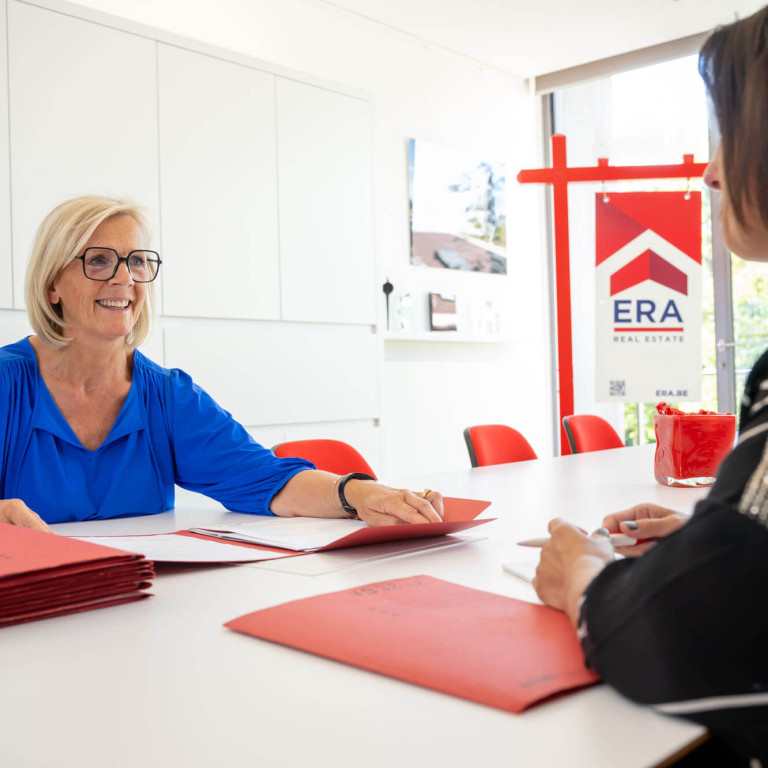 Un agent immobilier ERA en revue la feuille de route de la vente