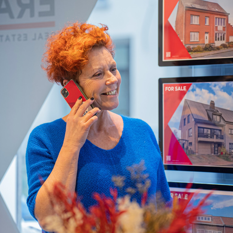 ERA real estate expert Béa on the phone
