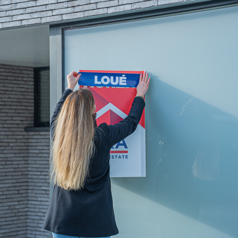 Panneau loué devant une maison