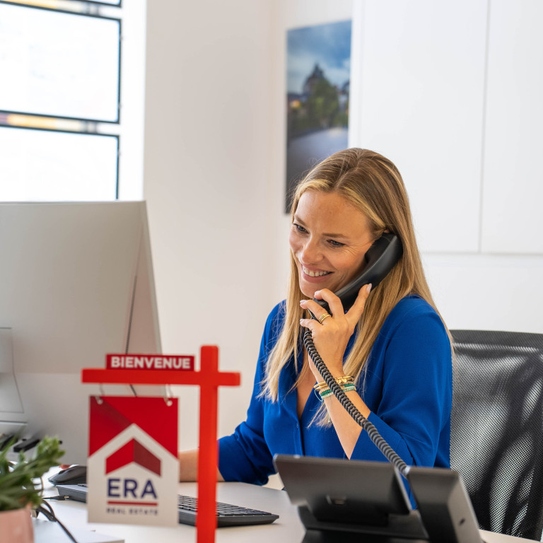 Agent immobilier ERA qui appelle