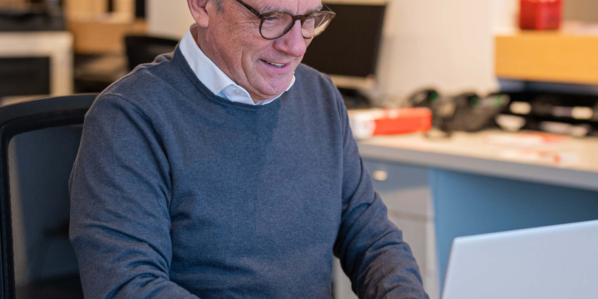 Een oudere man werkt op de computer.