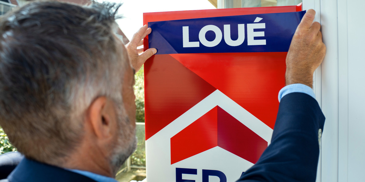 L'agent immobilier colle loué sur le panneau