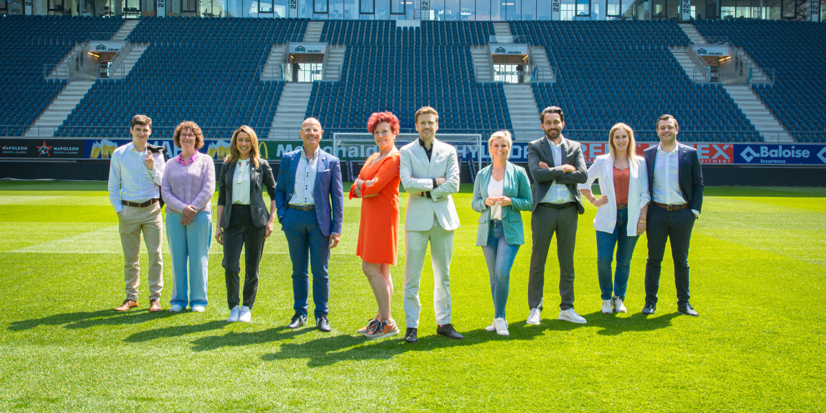 Alle tien Topmakelaars staan op een rij in de Ghelamco arena.