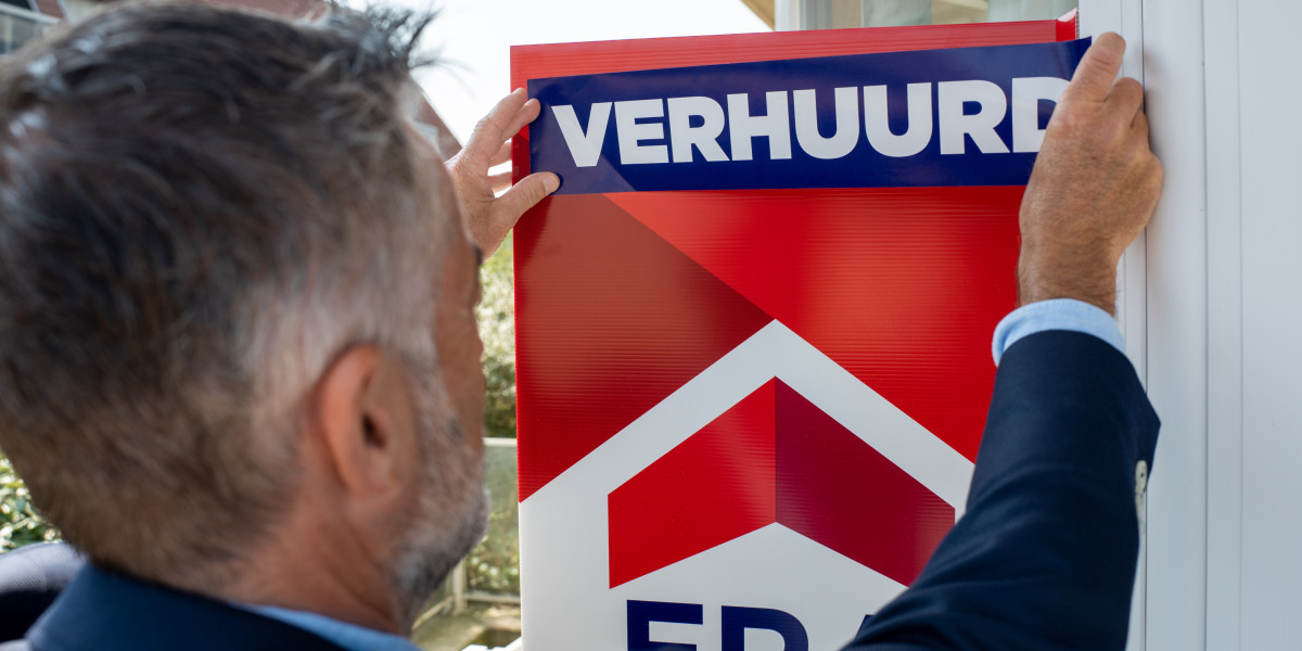 Makelaar kleeft verhuurd op bord