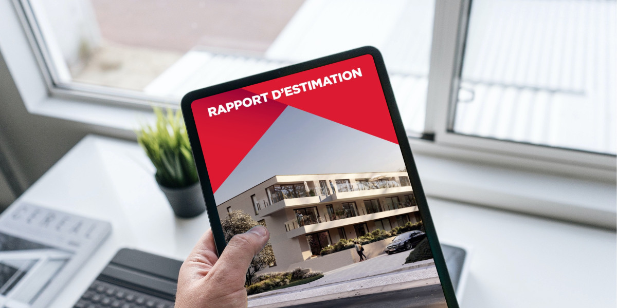 Quelqu'un consulte le Rapport d'Estimation ERA sur une tablette.