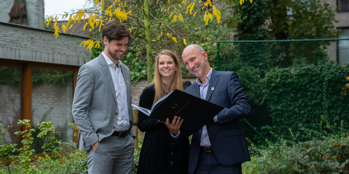 3 mensen bekijken een nieuwbouwpand met plannen