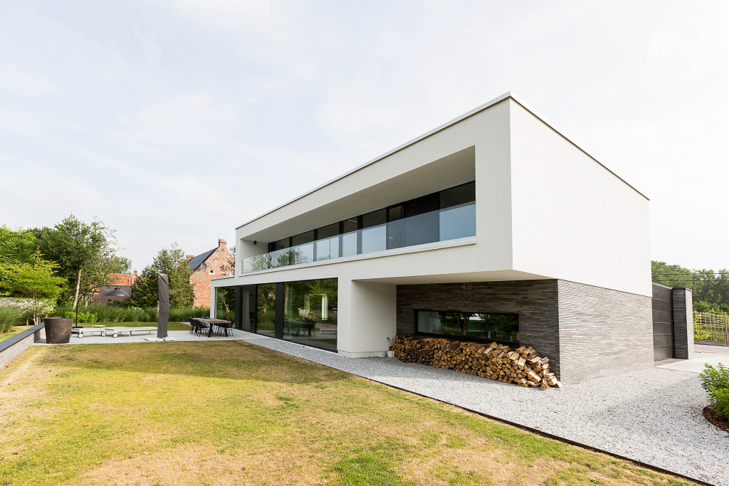 Een huis in de zomer, met een tuin.