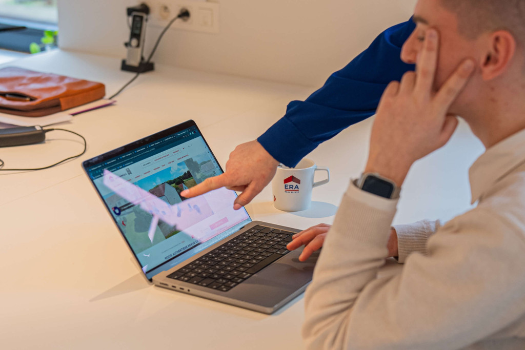 Twee personen bekijken een pand op de ERA website.