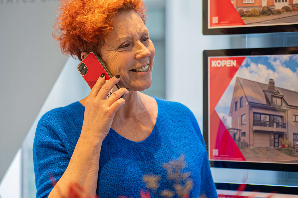 Een ERA makelaar is aan het bellen.