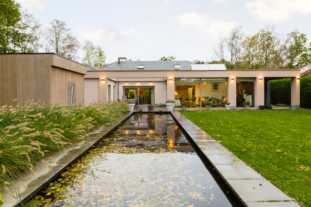 Tuin van woning in de herfst