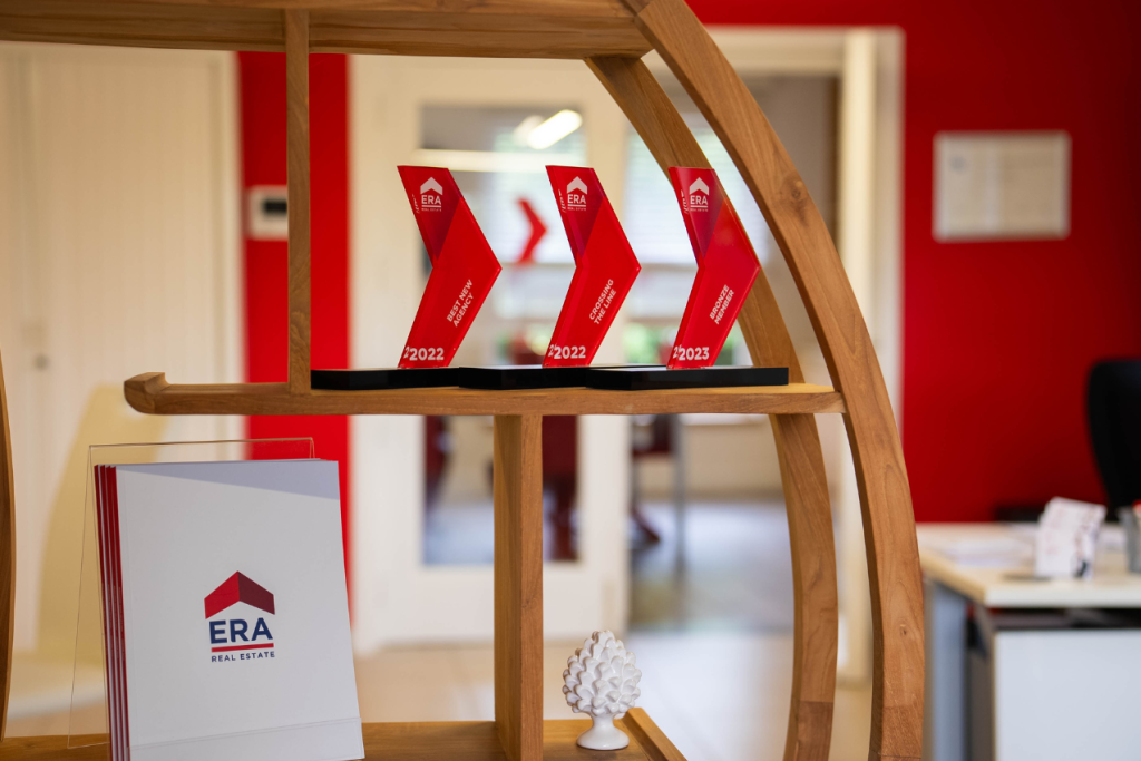 Une armoire avec des ERA Awards dans l'entrée de l'agence.