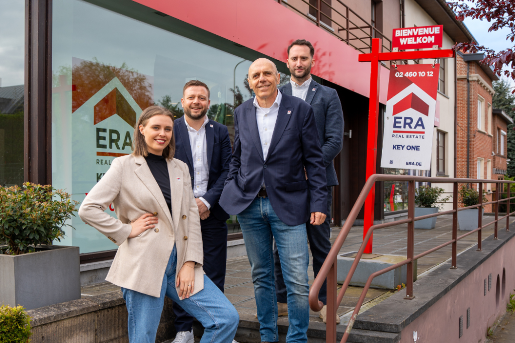 Team van ERA makelaars voor het ERA kantoor.