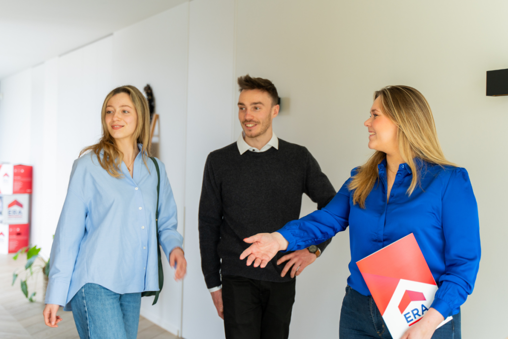Un agent immobilier menant une visite avec deux clients.