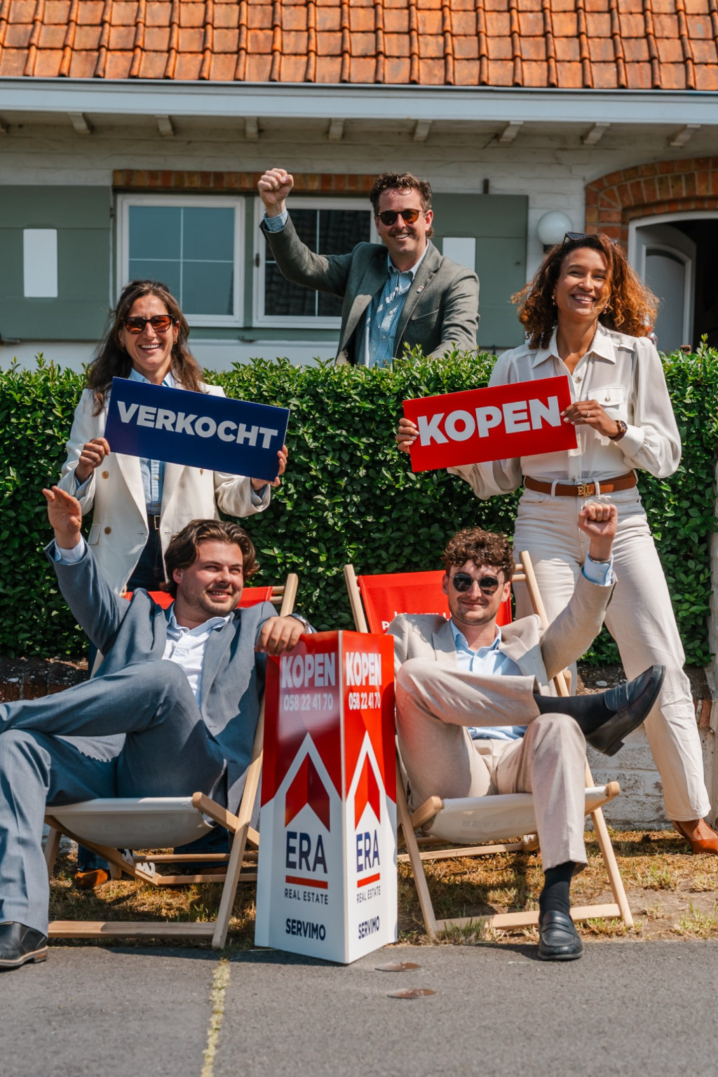 Makelaars met koop en verkocht borden.