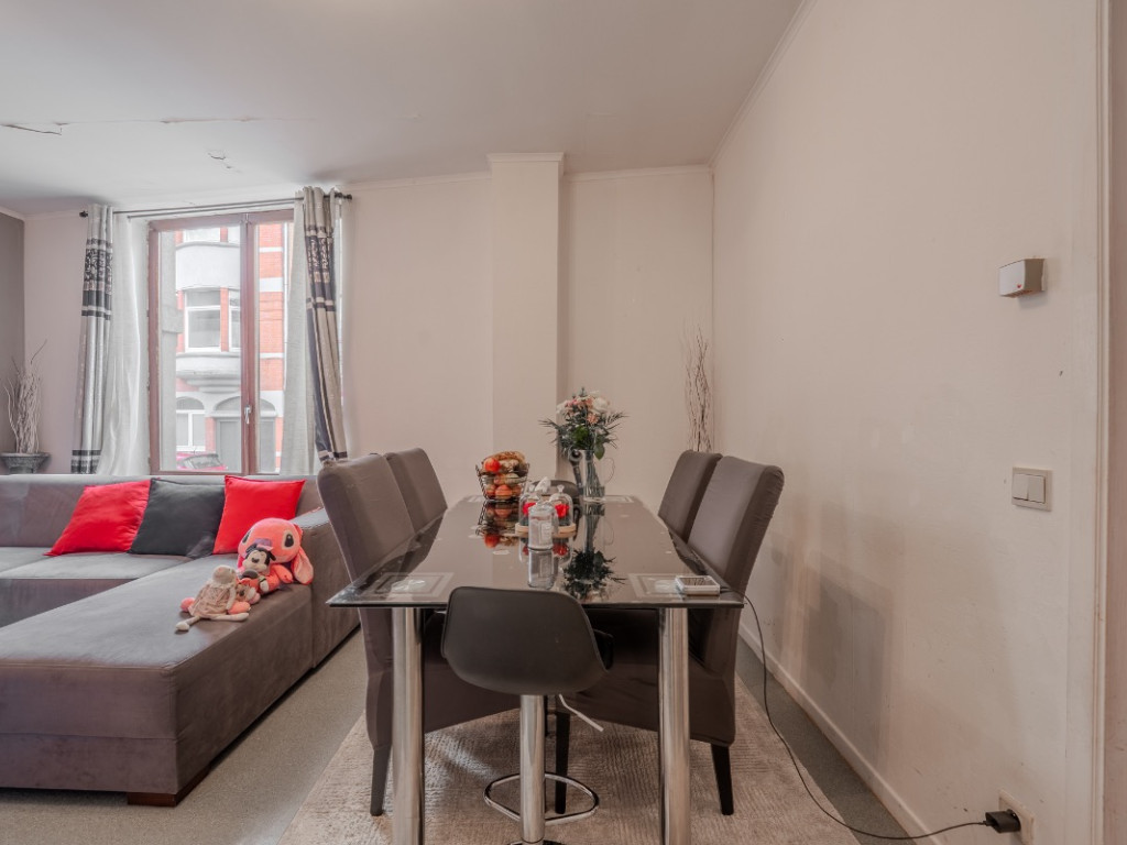 Rue Large Voie - 147 - 001 - 4040