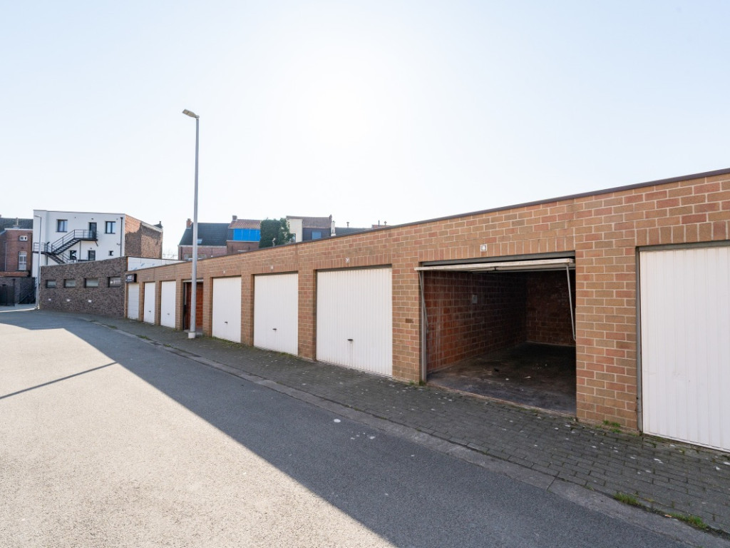 Stationsstraat - 1 - GARAGE 8 - 9200