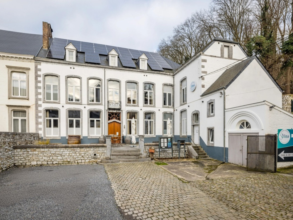 Place du Chapitre - 19 - - 5300