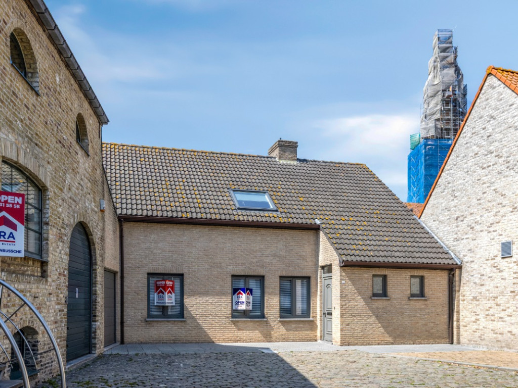 Markt - 17 - B - 8647