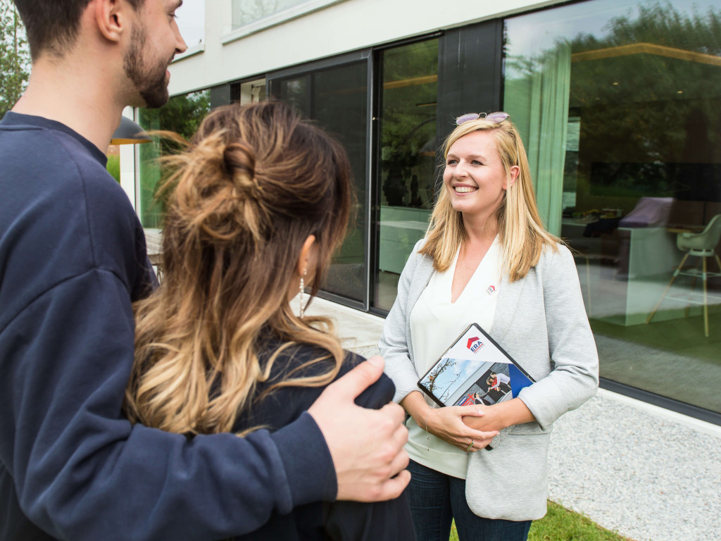 Een ERA makelaar informeert een kopel over een woning.