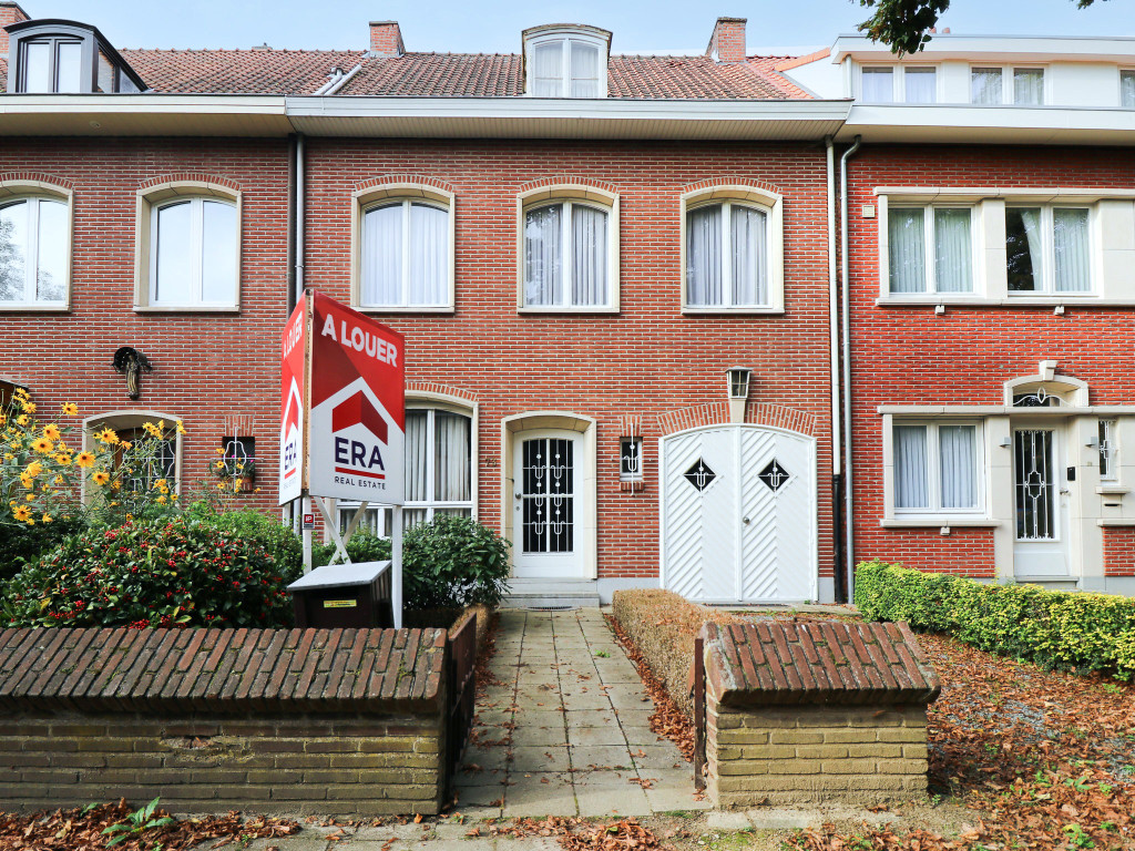 Panneau louer devant une maison