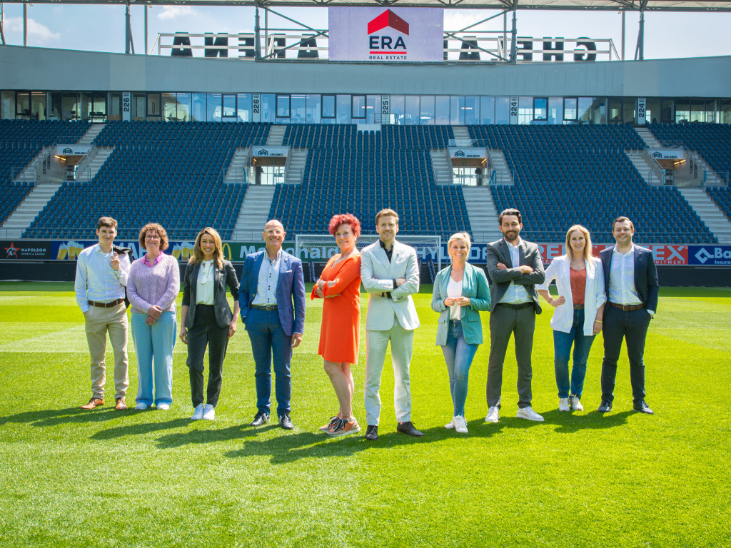 Alle tien Topmakelaars staan op een rij in de Ghelamco arena.