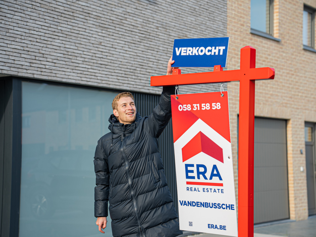 ERA makelaar met verkocht tuinbord