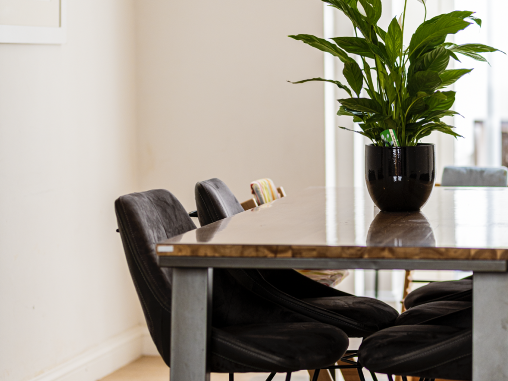 Eettafel in gezellige woonkamer