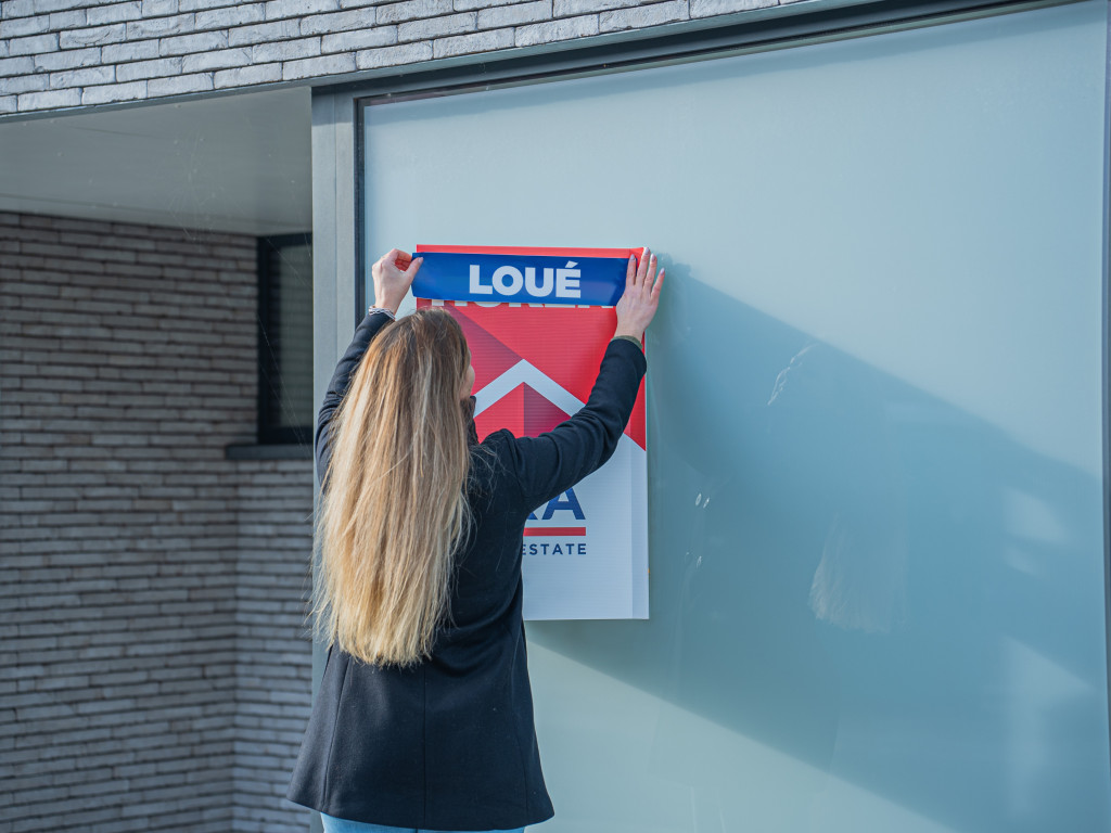 Panneau loué devant une maison